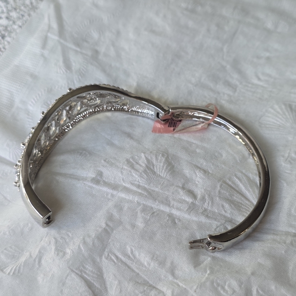 Boutique Elegant Silver Crystal Bracelet - Picture 10 of 14